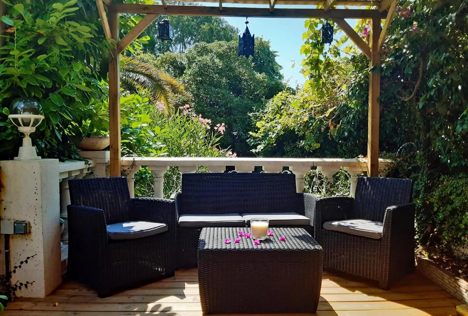 Romantic House Golfe Juan contacts